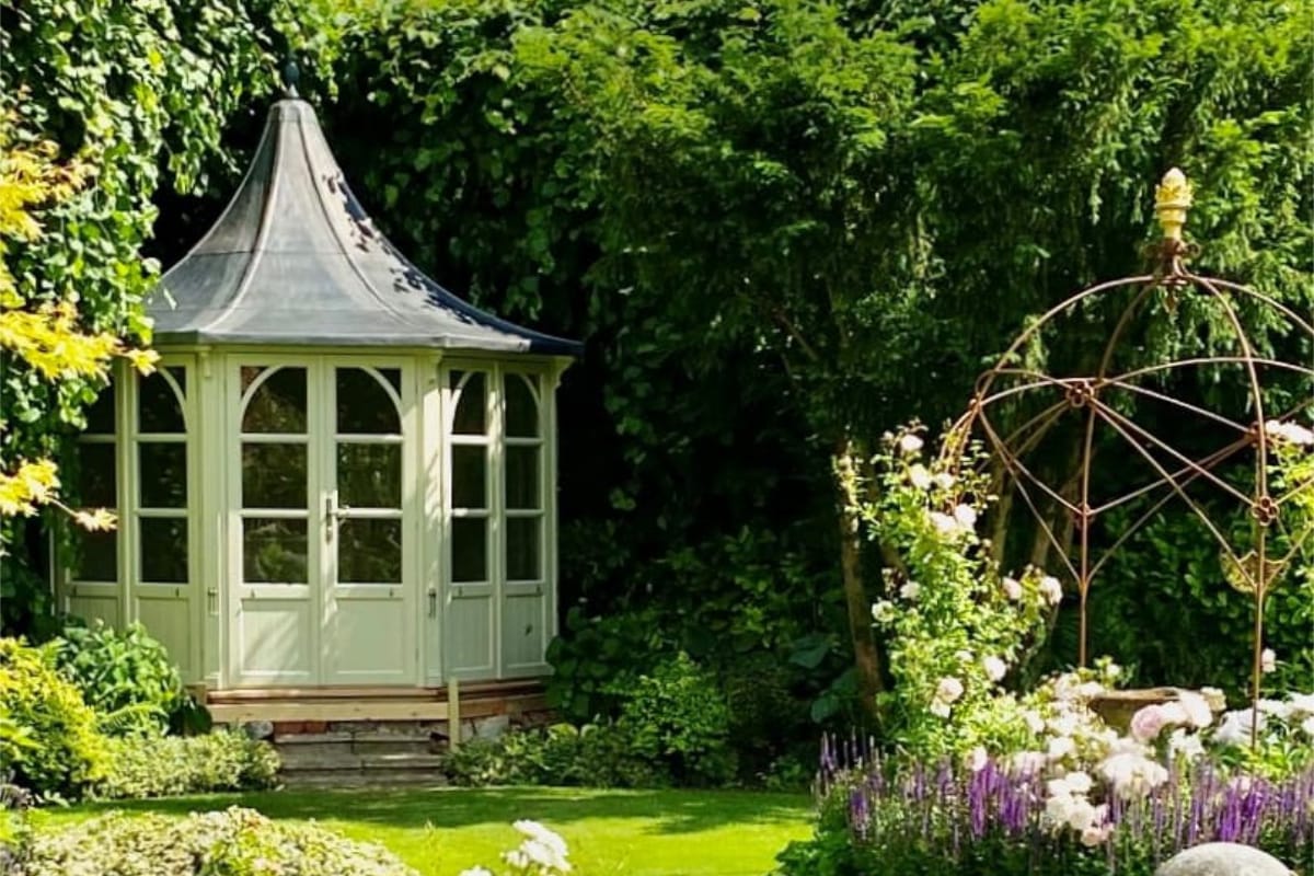 What are the benefits of a traditional style summerhouse